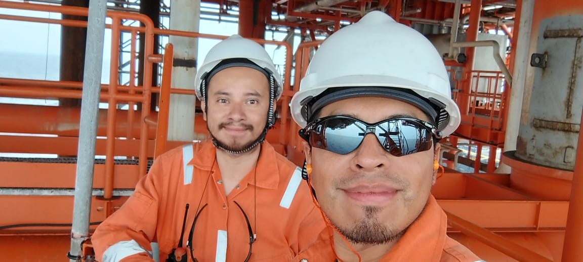 Ingenieros en plataforma industrial